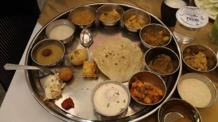 Normal Thali - Dal,sabji,4 Roti,Rice,Salad